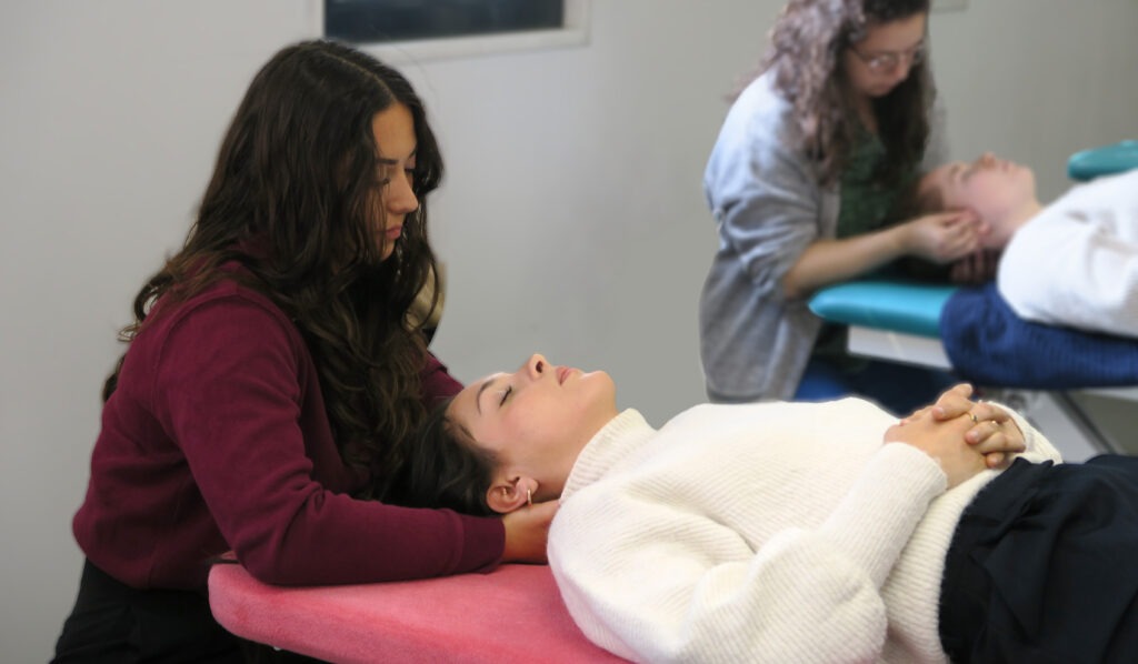 Etudiantes qui exercent sur leurs camarades