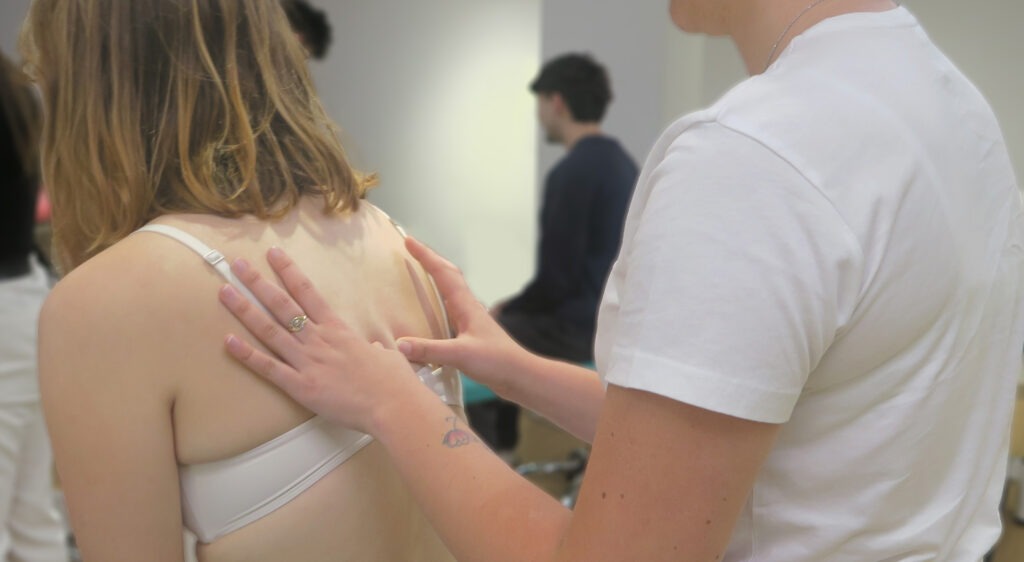 Etudiante pratiquant sur sa camarade à l'IFSO Vichy Clermont-Ferrand